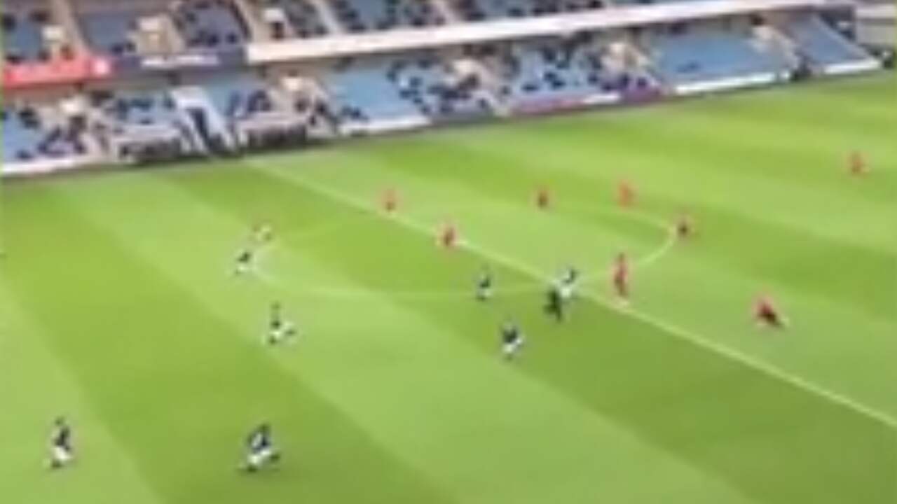 Beeld uit video: Engelse fans verstoren BLM-eerbetoon bij terugkeer naar stadion