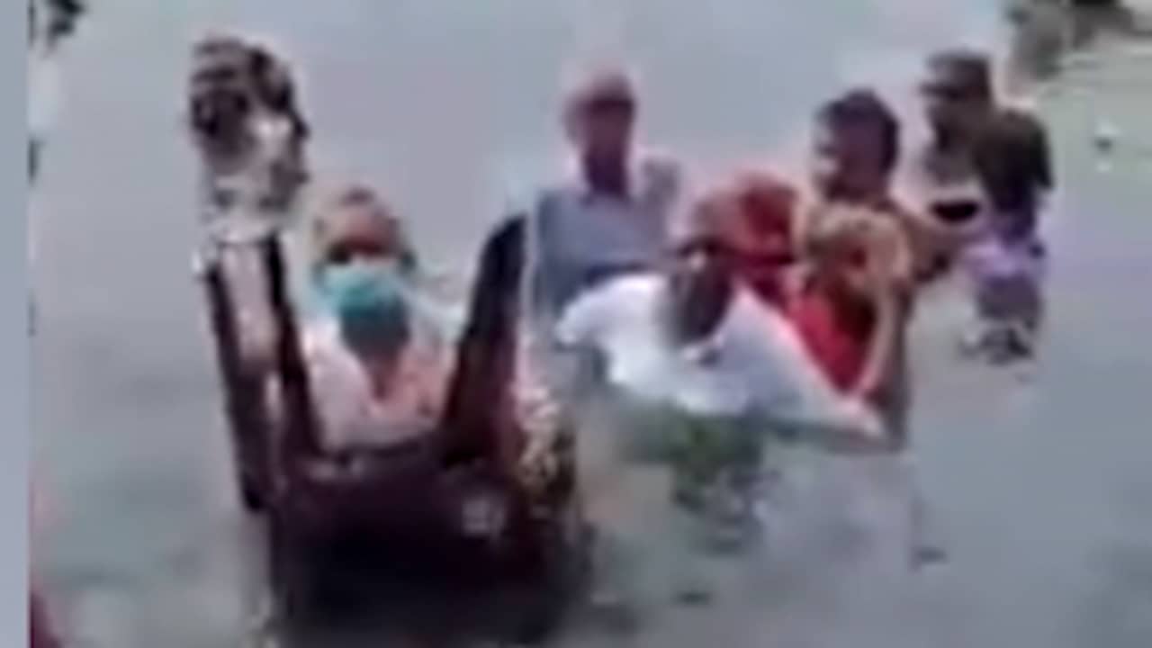 Beeld uit video: Aanhangers Sri Lankaanse premier in water geduwd door demonstranten