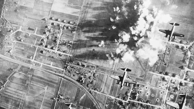 1944: Schiphol wordt gebombardeerd door Amerikaanse bommenwerpers.
