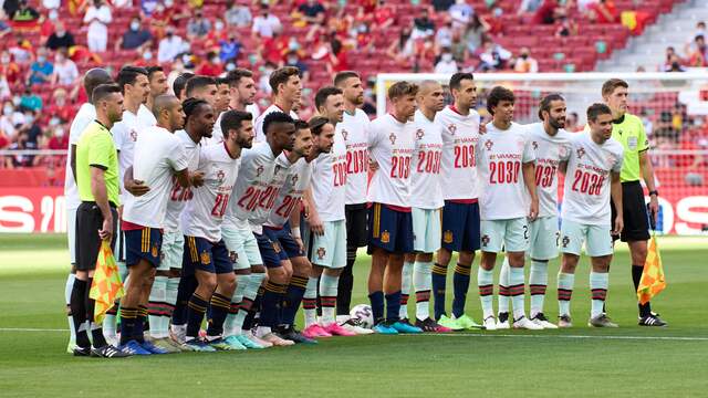 Spelers van Spanje en Portugal steunden bij een oefenwedstrijd het gezamenlijke bid voor het WK van 2030.