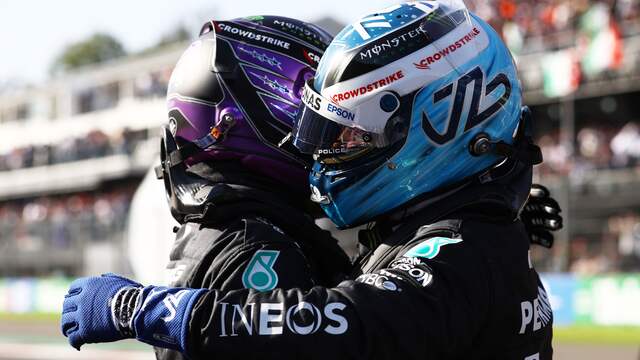 Valtteri Bottas en Lewis Hamilton omhelzen elkaar.
