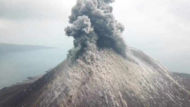 Drone filmt explosieve vulkaanuitbarsting in Indonesië