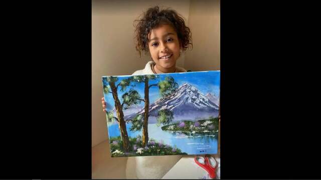 North West met het door haar gemaakte schilderij.