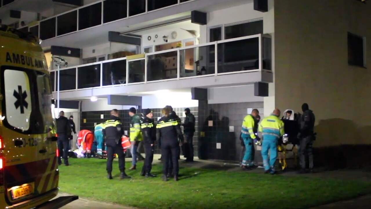 Beeld uit video: Politie doet onderzoek naar aangetroffen lichaam flat Breda