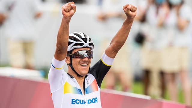 Kersvers olympisch kampioen Richard Carapaz steekt zijn handen in de lucht op de Fuji International Speedway.