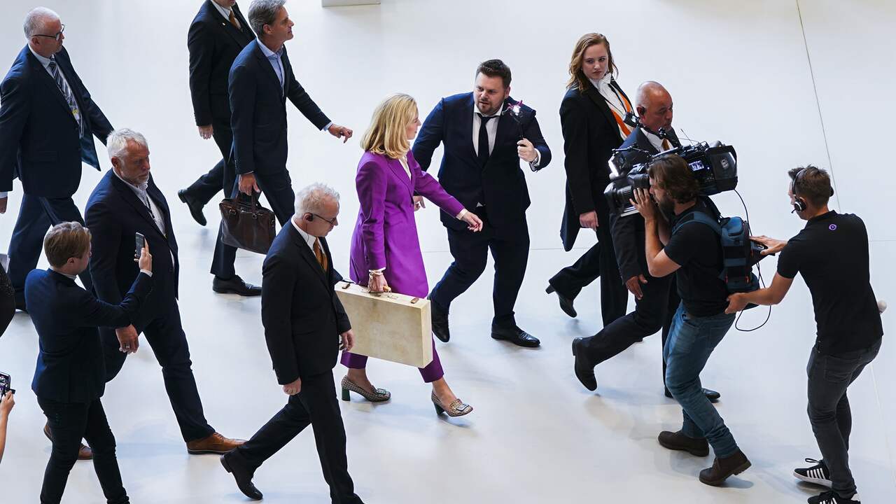 Sigrid Kaag op weg naar de vergaderzaal in de Tweede Kamer.