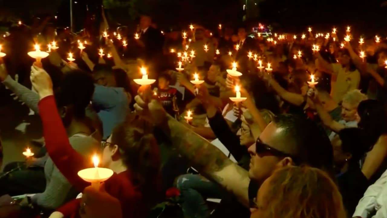 Beeld uit video: Honderden herdenken omgekomen politieagent schietpartij Las Vegas