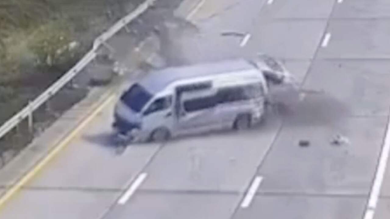 Toeristen worden uit busje geslingerd bij crash op Thaise snelweg