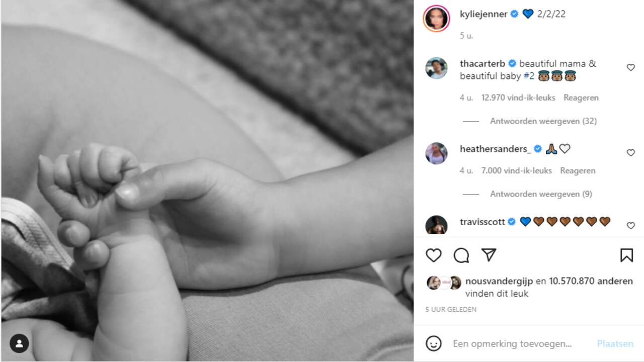 Bij de foto plaatst Kylie Jenner een blauw hartje en de geboortedatum. Foto: Instagram/Kylie Jenner