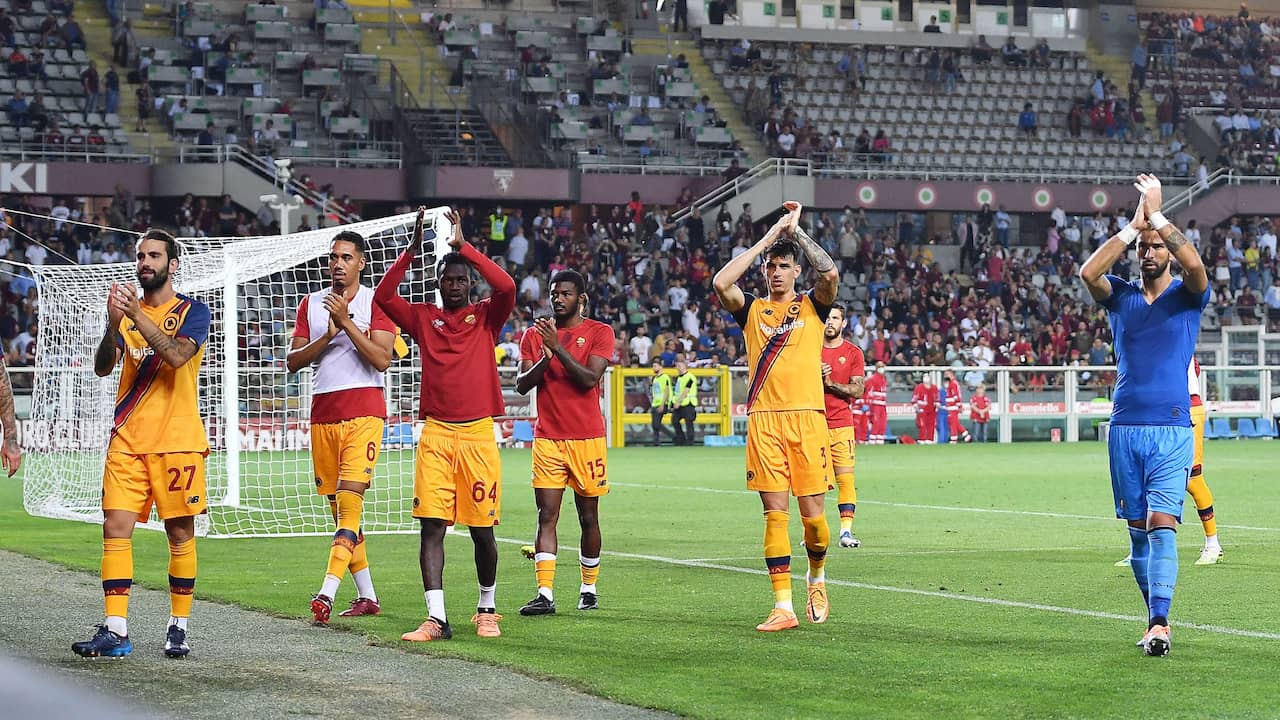 De spelers van AS Roma bedanken de meegereisde supporters in Turijn.