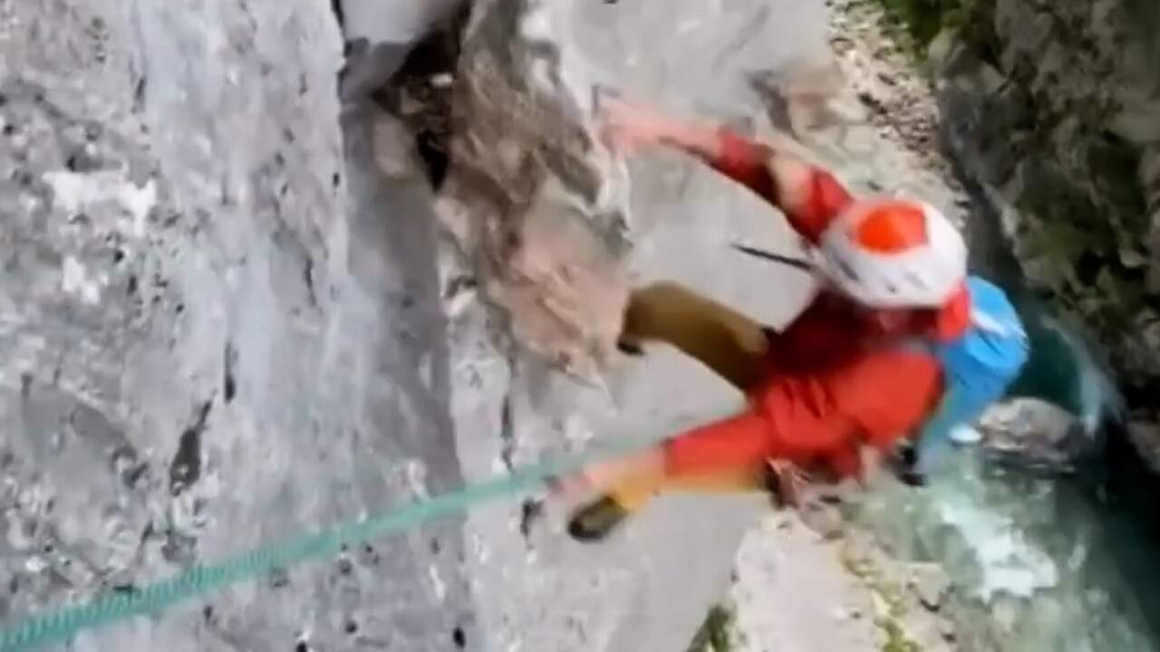Beeld uit video: Rots waar bergbeklimmer aan hangt breekt af in Spanje