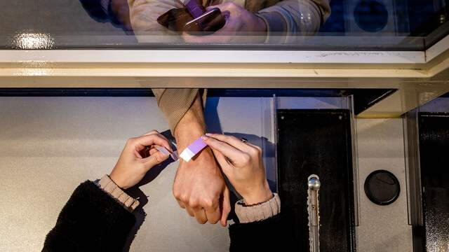 In enkele steden wordt er gebruikgemaakt van polsbandjes die de hele avond toegang geven tot horecazaken.