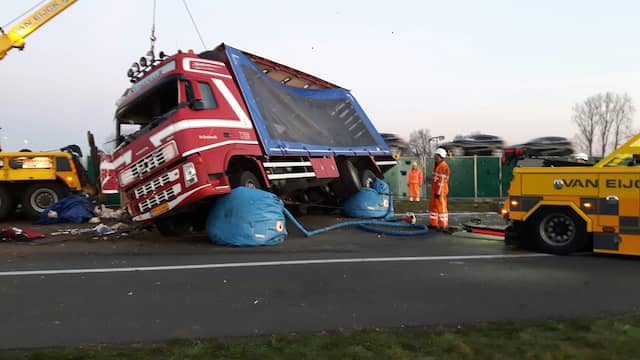 A50 tot maandagmiddag dicht na ongeval met vrachtwagen. A50 tot maandagmiddag dicht na ongeval met vrachtwagen.