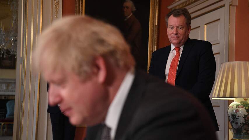 Brexitminister David Frost (achteraan) en Brits premier Boris Johnson.