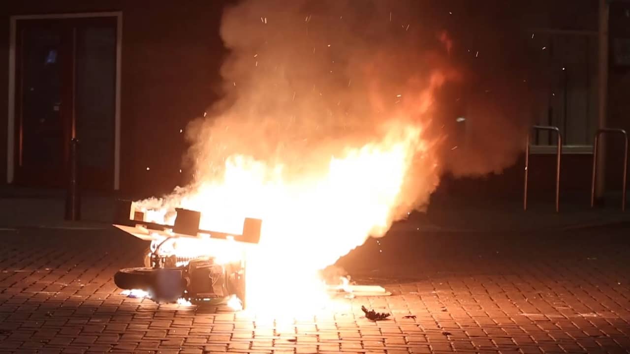 Beeld uit video: Onrust in Duindorp: vernielingen en brandstichting