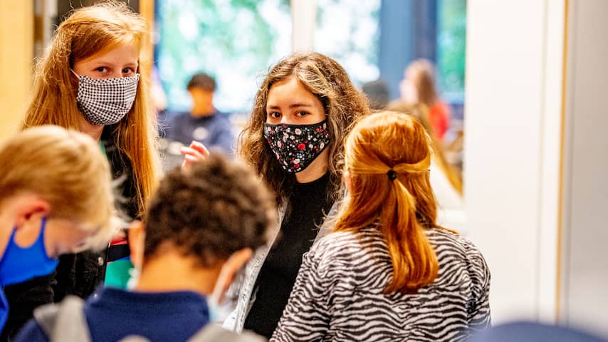 Ministerie bevestigt advies om mondkapje te dragen op middelbare school