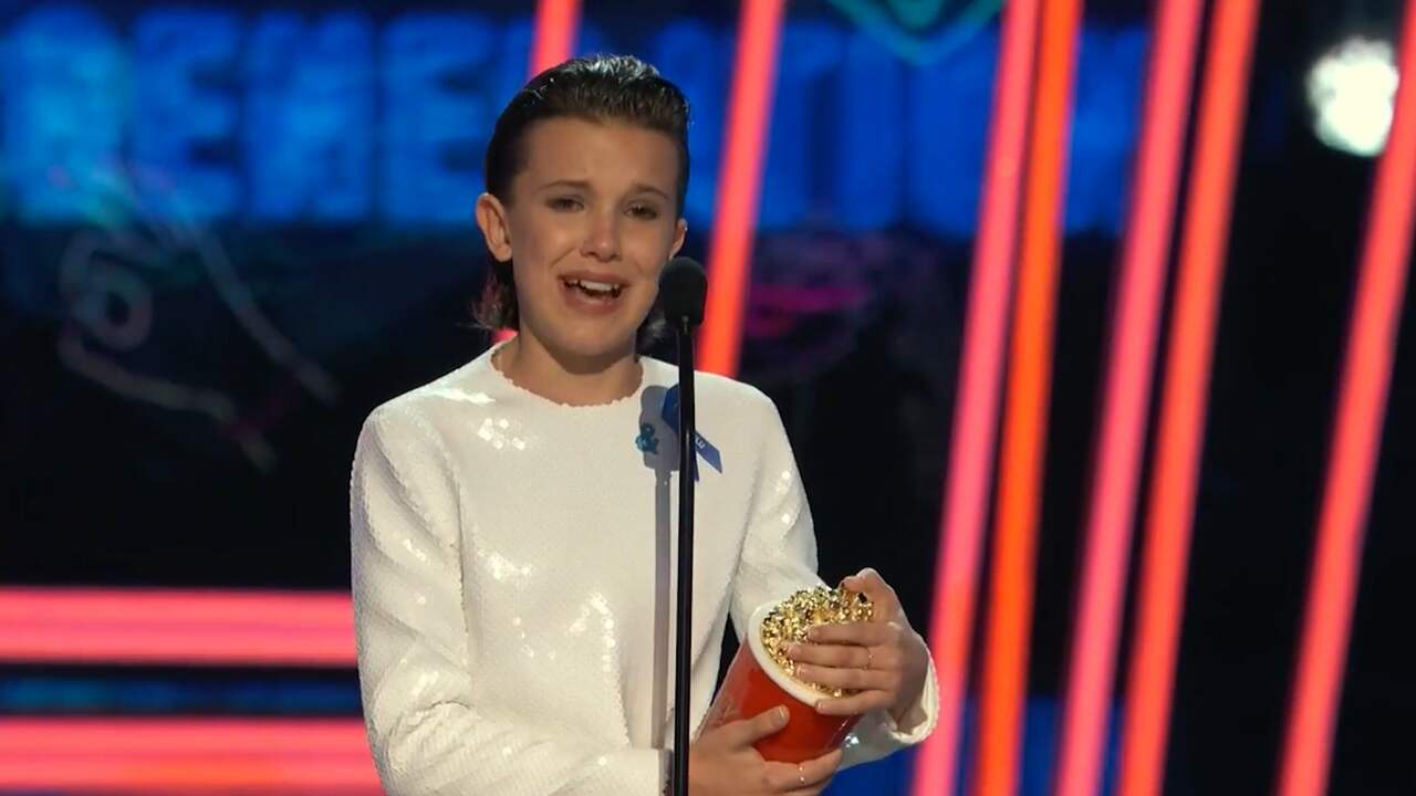 Beeld uit video: Stranger Things-actrice houdt emotionele bedankspeech na winnen award