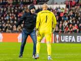 Boze PSV-fan rent veld op en valt doelman Sevilla aan