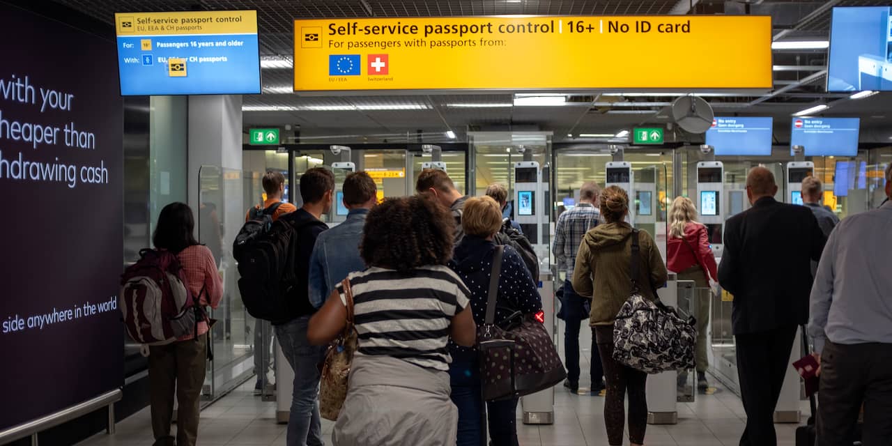 Beveiligers op Schiphol krijgen 2,5 procent meer loon