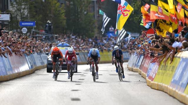 Bij de finish in Leuven stond het rijendik met fans.