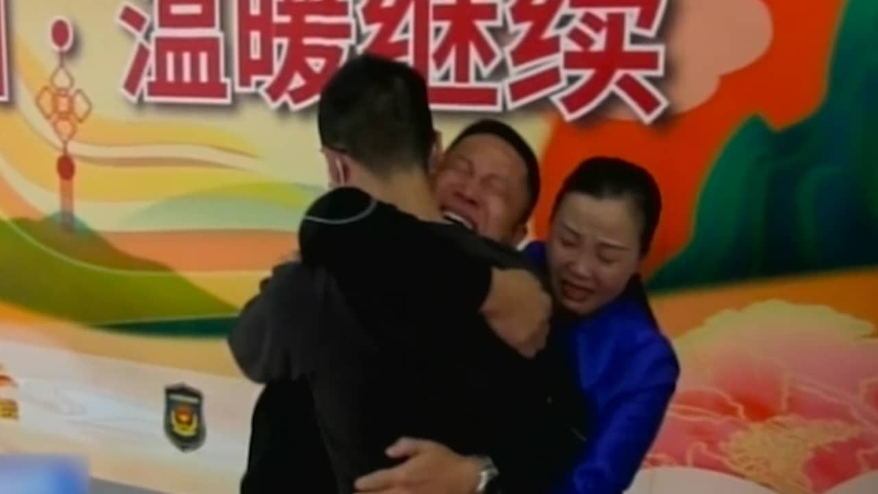 Beeld uit video: Chinese ouders na veertien jaar herenigd met ontvoerde zoon