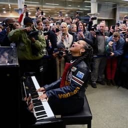 Video | Alicia Keys speelt bekendste hits op stationspiano in Londen