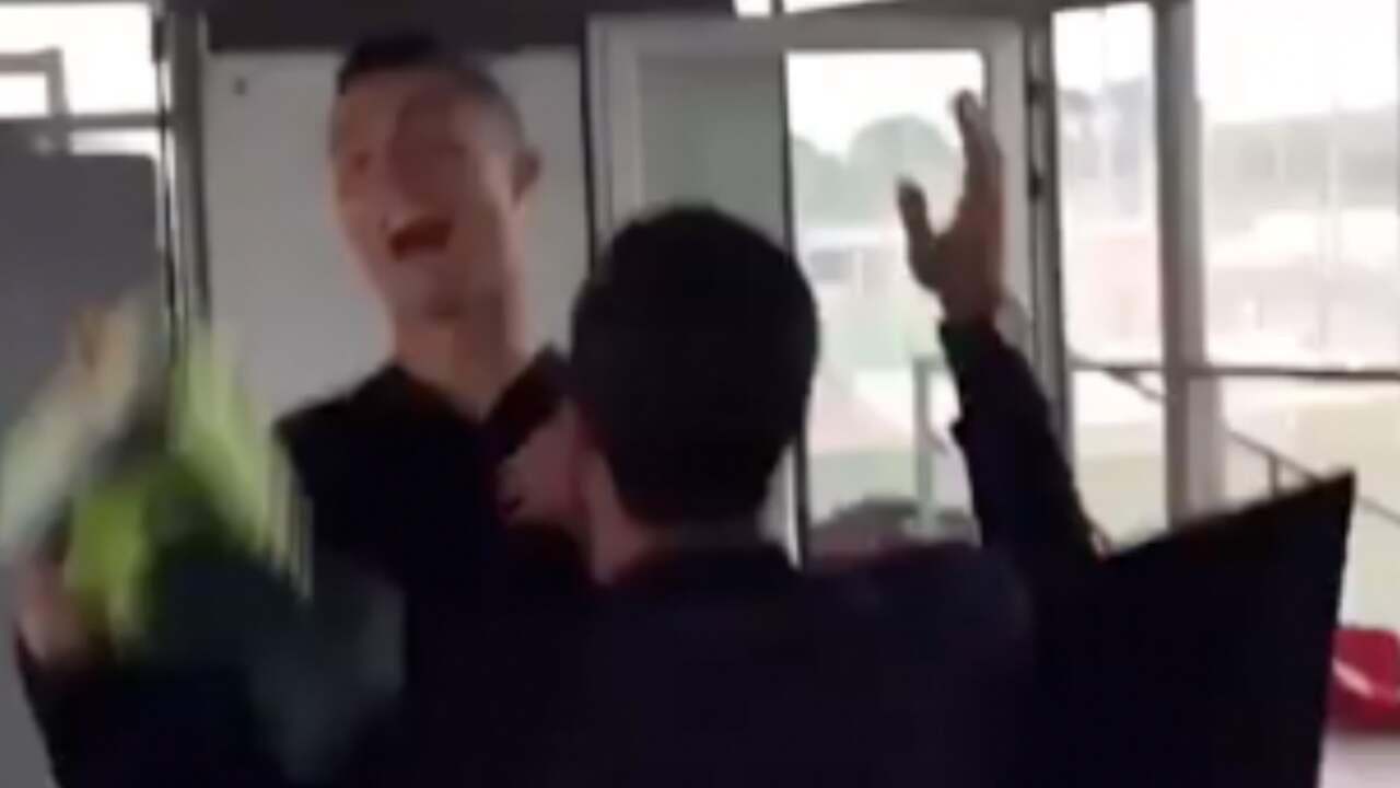 Beeld uit video: Ronaldo slachtoffer van grap bij fotoshoot