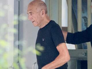 Voormalige Israëlische premier Olmert vervroegd vrijgelaten