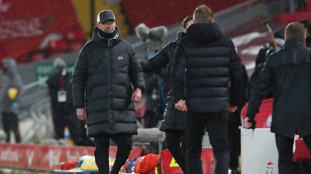 Jürgen Klopp is op weg om zijn collega Graham Potter van Brighton te feliciteren.