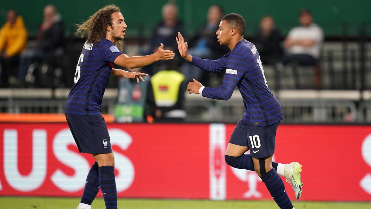 Kylian Mbappé (à droite) a sauvé un point pour la France face à l'Autriche.