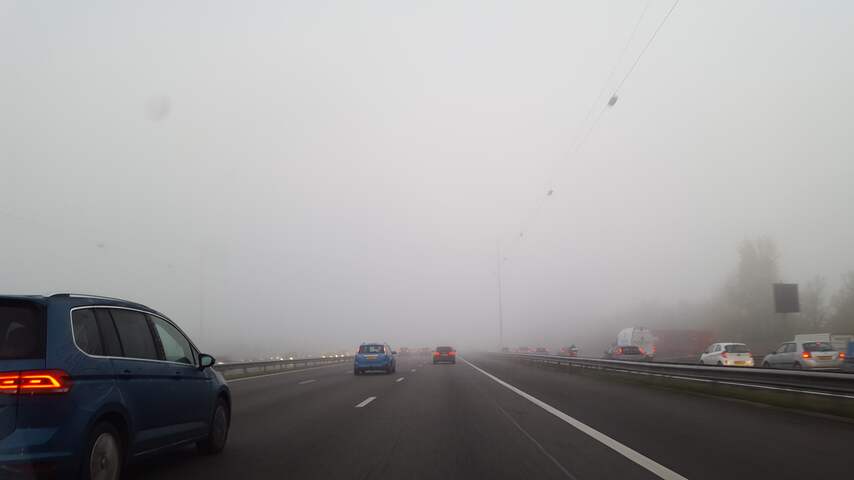 Drukke ochtendspits door mist en lokale gladheid