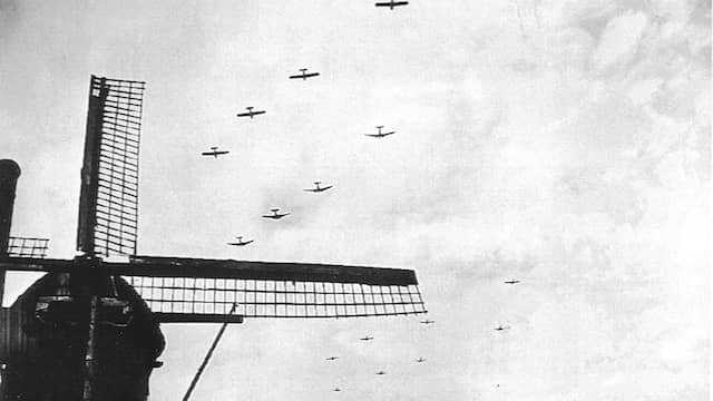 1944: Het begin van operatie Market Garden, Dakota's trekken zweefvliegtuigen voort.