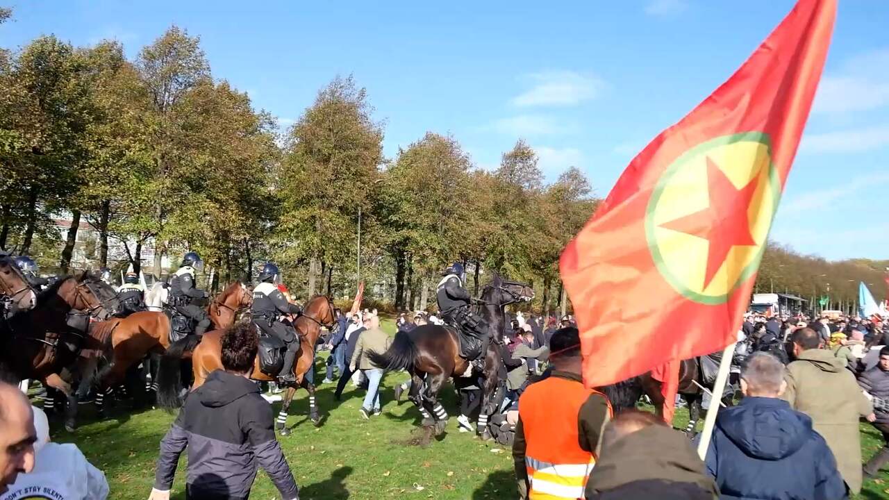 Beeld uit video: Politie te paard grijpt in bij Koerdisch protest in Den Haag