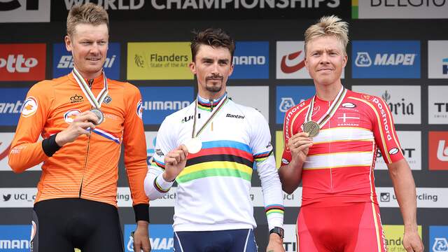 Julian Alaphilippe wordt op het podium geflankeerd door Dylan van Baarle (zilver) en Michael Valgren (brons).