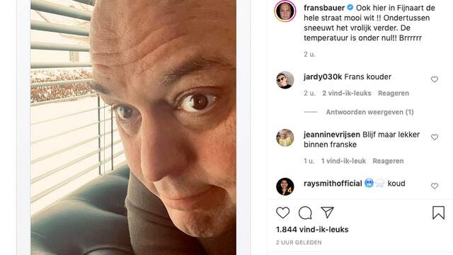Voor Frans Bauer is het veel te koud buiten. Die bekijkt het tafereel liever vanuit de woonkamer. "Ook hier in Fijnaart de hele straat mooi wit! Ondertussen sneeuwt het vrolijk verder. De temperatuur is onder nul! Brrrrrr."