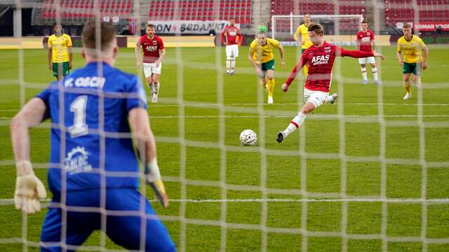 Albert Gudmundsson schiet raak vanaf de strafschopstip.