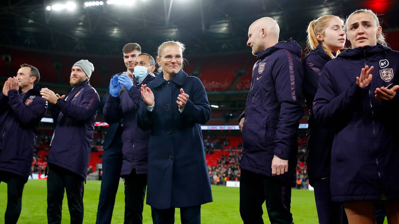 Sarina Wiegman, tidligere oransje kvinners landslagstrener, jakter suksess i landet sitt med England.