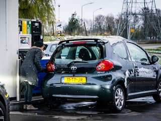 Benzineprijs wordt sneller verhoogd dan verlaagd en dat kost automobilist geld