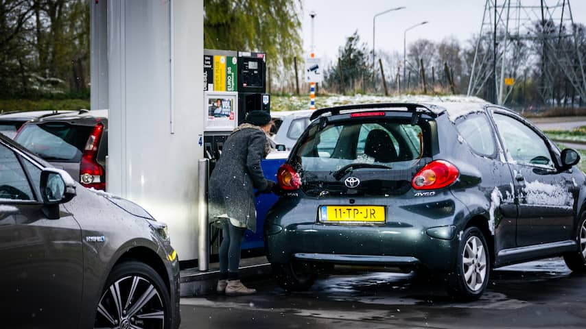 Benzineprijs wordt sneller verhoogd dan verlaagd en dat kost automobilist geld