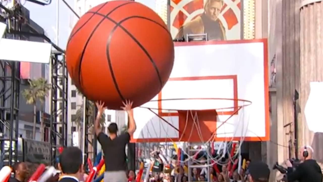 Basketballer Ben Simmons gooit gigantische bal in enorme basket