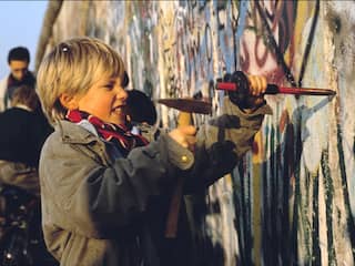 Berlijnse Muur: opgetrokken tegen leegloop, gesneuveld onder beitels