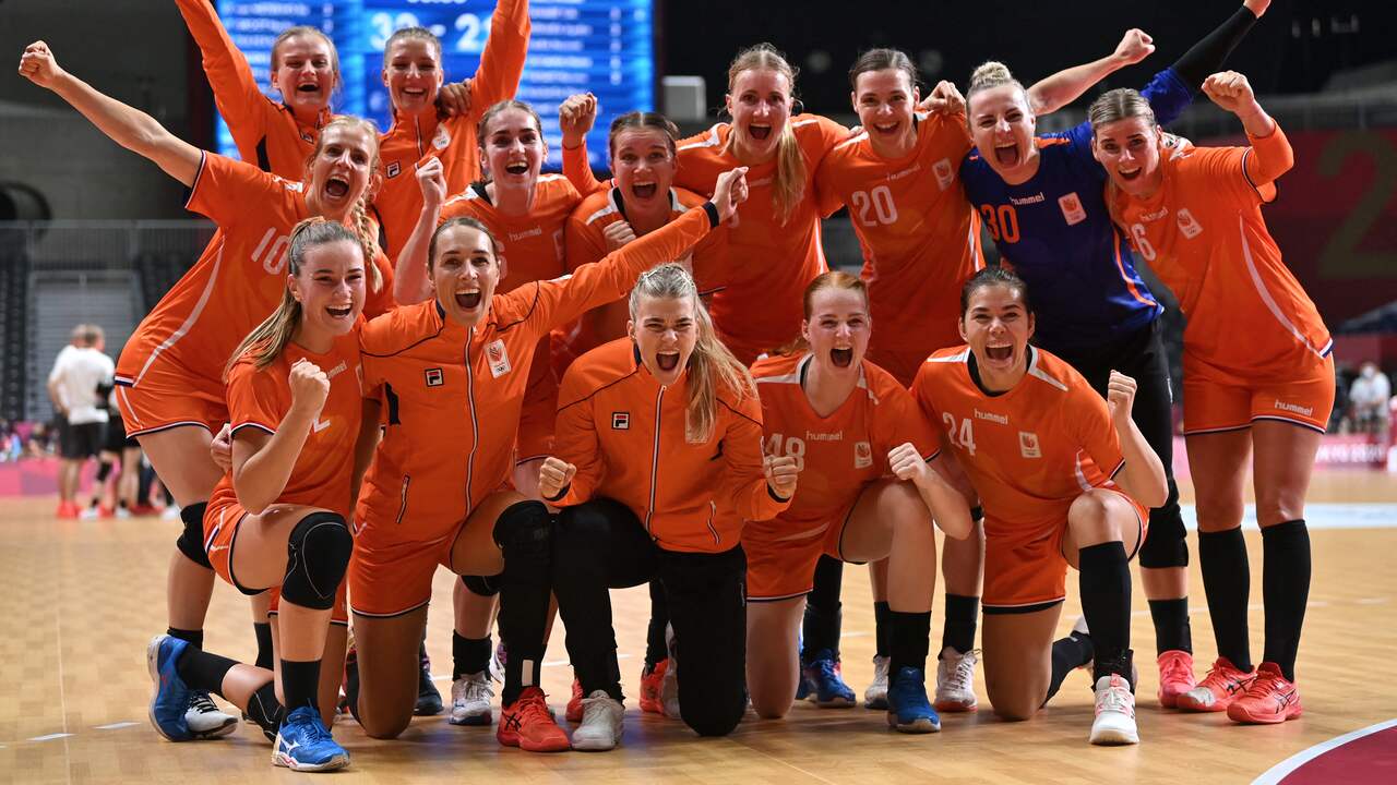 Vreugde bij de handbalsters na de zege op Japan.