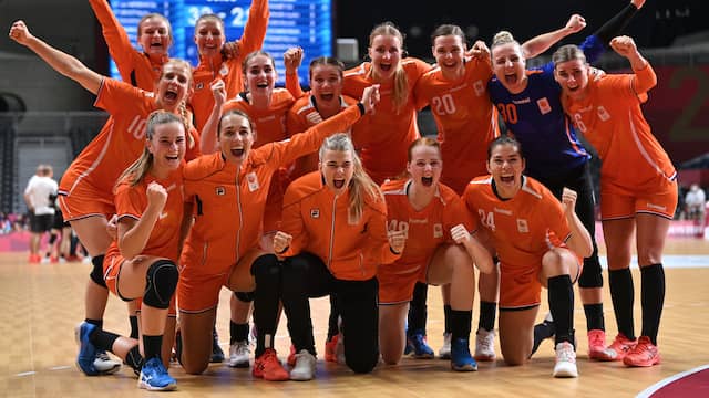 Vreugde bij de handbalsters na de zege op Japan.