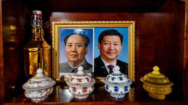 De huidige Chinese leider Xi Jinping (rechts) spiegelt zich graag aan zijn legendarische voorganger Mao Zedong.