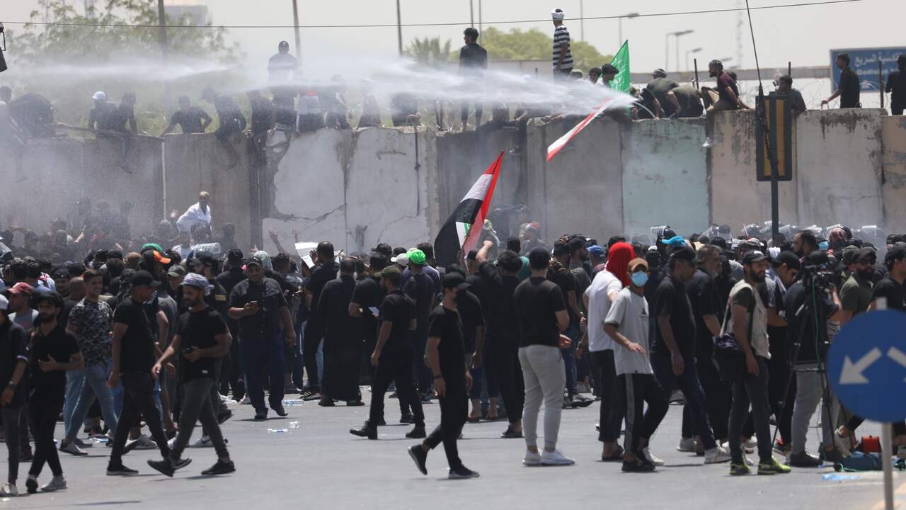 De demonstranten braken door de muren van de zwaarbewaakte groene zone in Bagdad.