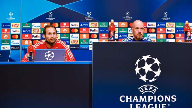 Erik ten Hag schoof samen met Daley Blind aan bij de persconferentie.