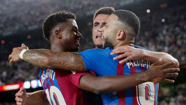 Ansu Fati (links) zorgde voor de eerste treffer van FC Barcelona tegen Valencia.