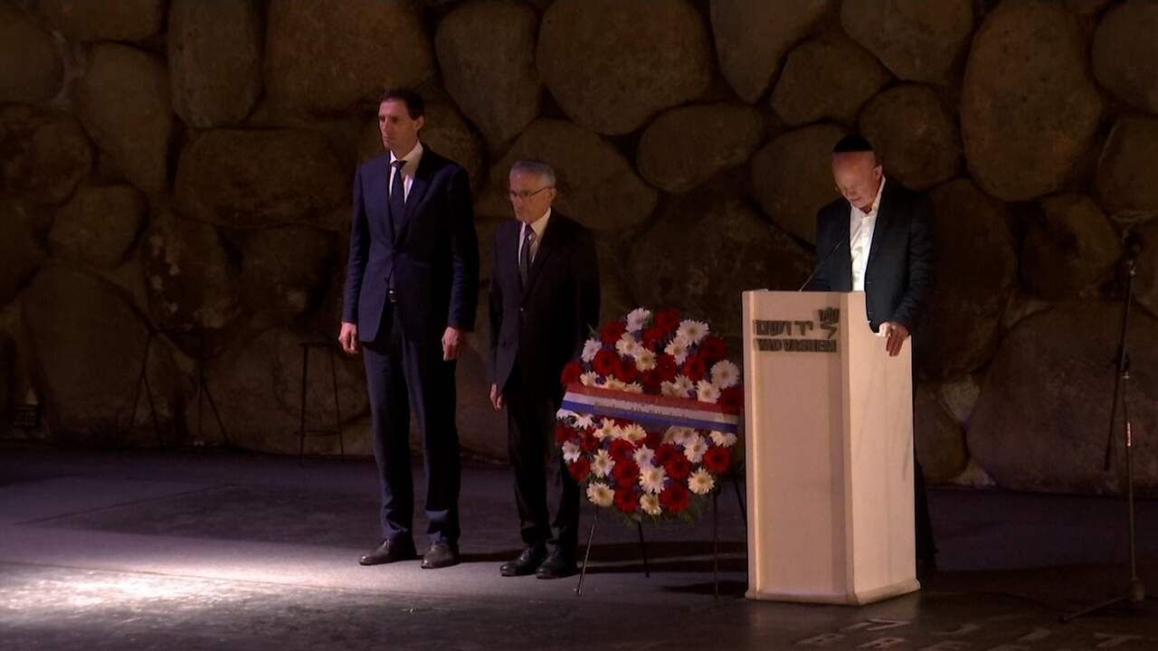 Beeld uit video: Minister Hoekstra eert Holocaustslachtoffers in Jeruzalem