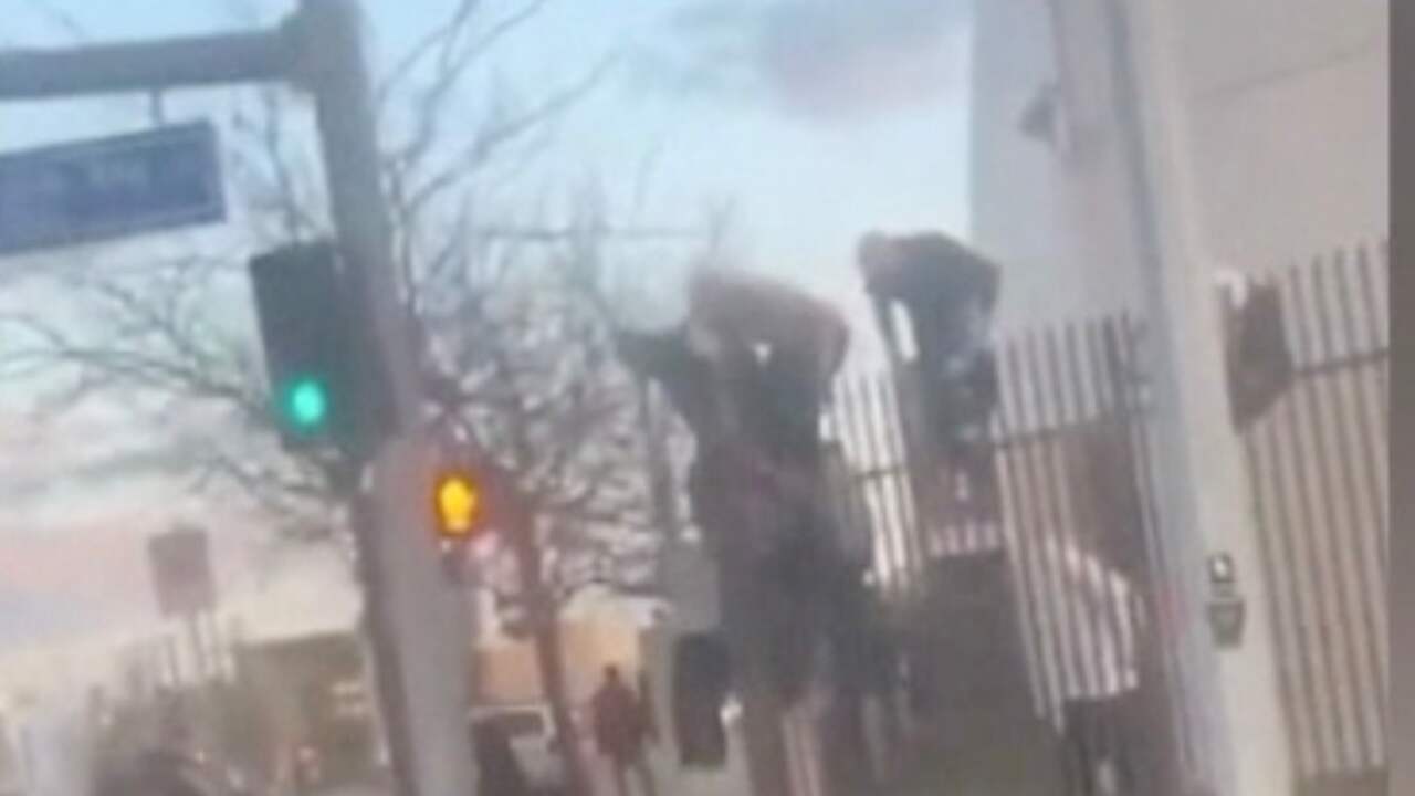 Twaalf mannen ontsnappen op klaarlichte dag uit gevangenis in VS