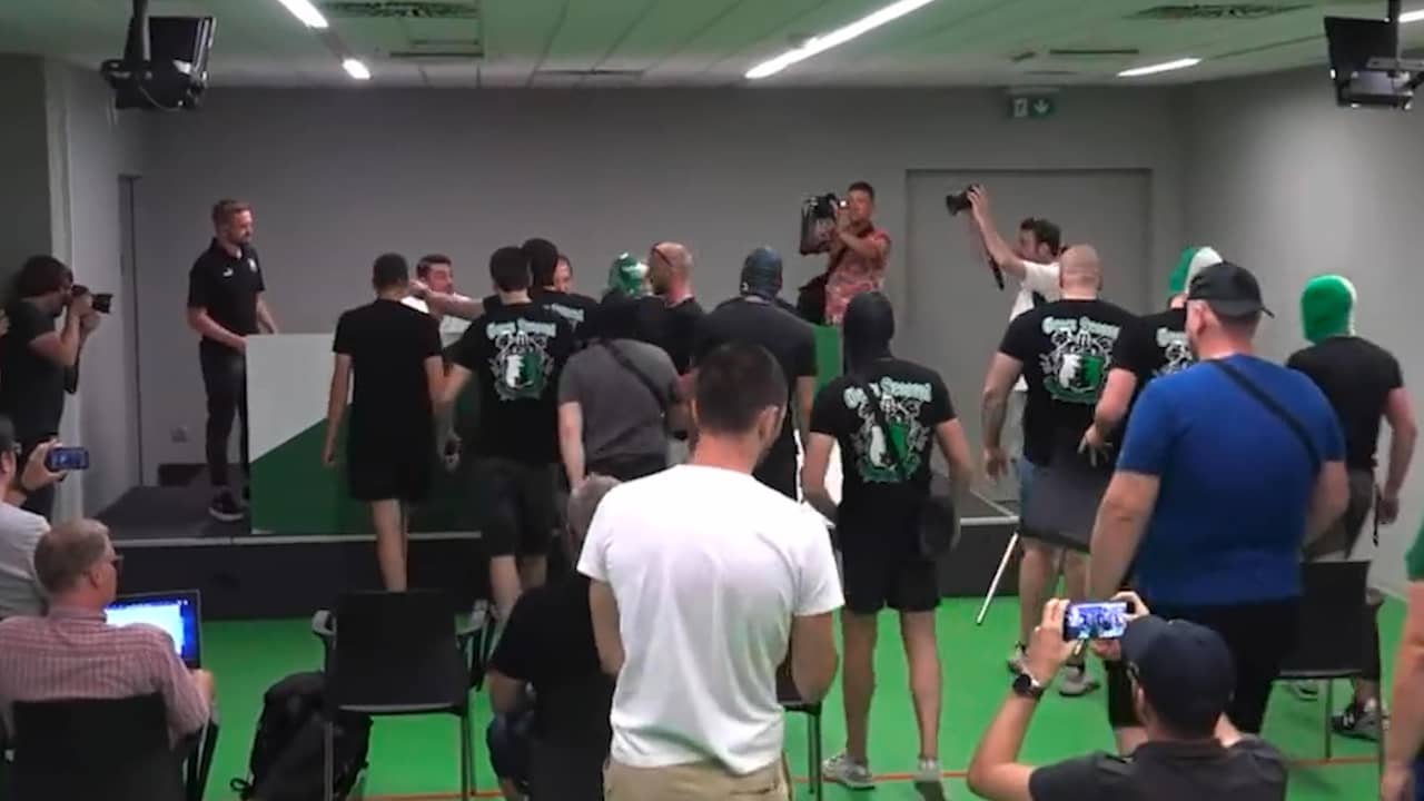 Beeld uit video: Hooligans verjagen nieuwe Ljubljana-trainer Riera bij perspresentatie
